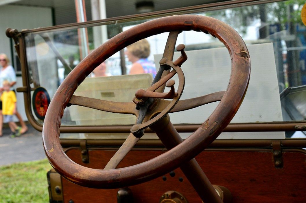 Wooden Steering Wheel of the 101 Year Old Buick Wooden Steering Wheel of the 101 Year Old Buick