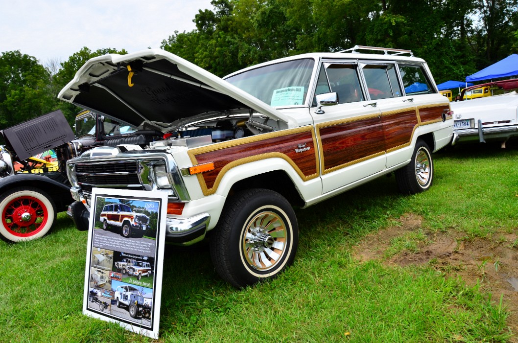 1985 Jeep Grand Wagoneer With a Woody