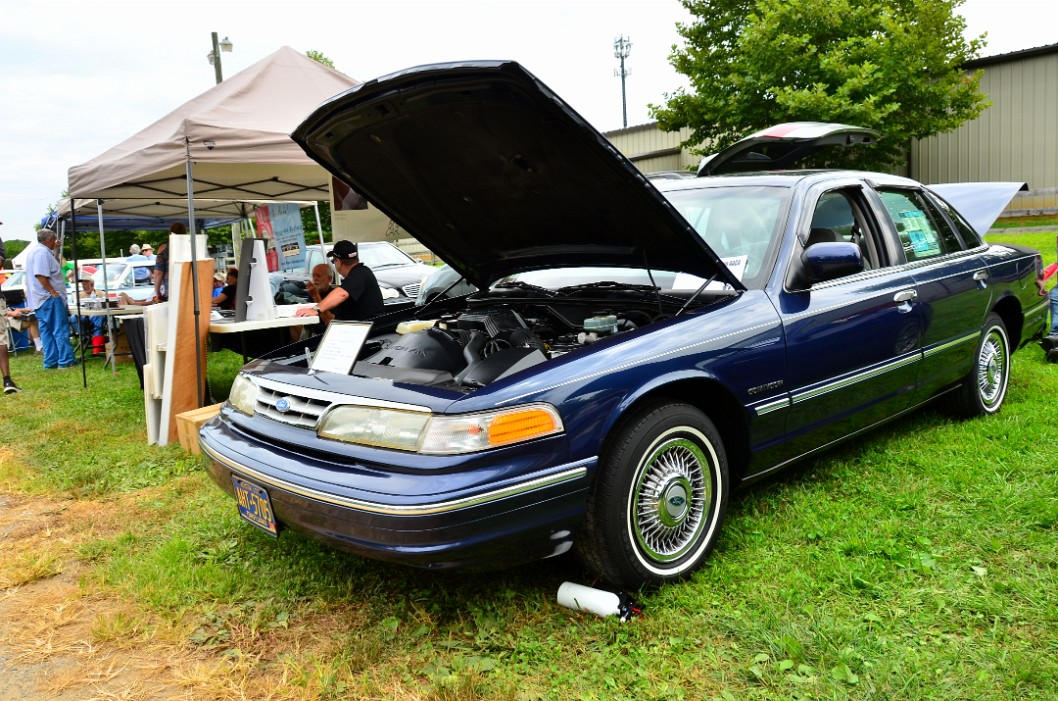 1995 Ford Crown Victoria in Eclipse Blue