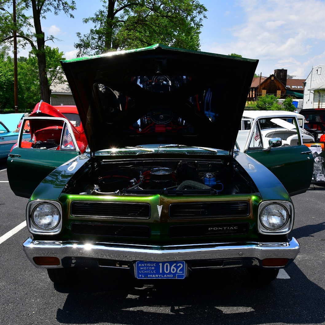 1971 Pontiac Ventura in Green-Gold Chameleon Paint