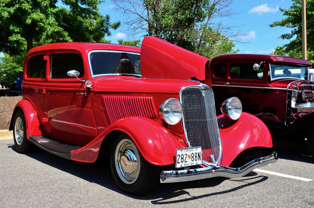 1933 Ford Sedan in Red