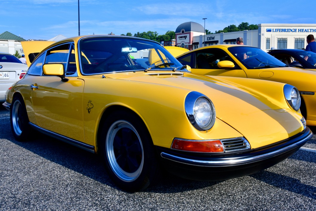 A Porsche as Tweety Bird