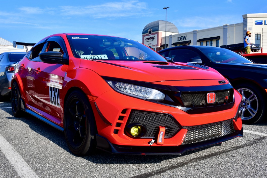 Honda Civic Type R Aggressively Fast