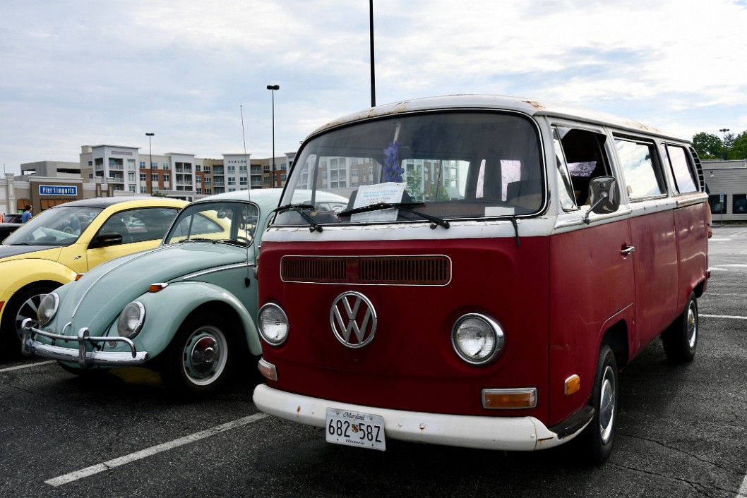 1971 VW Bus in Red and White