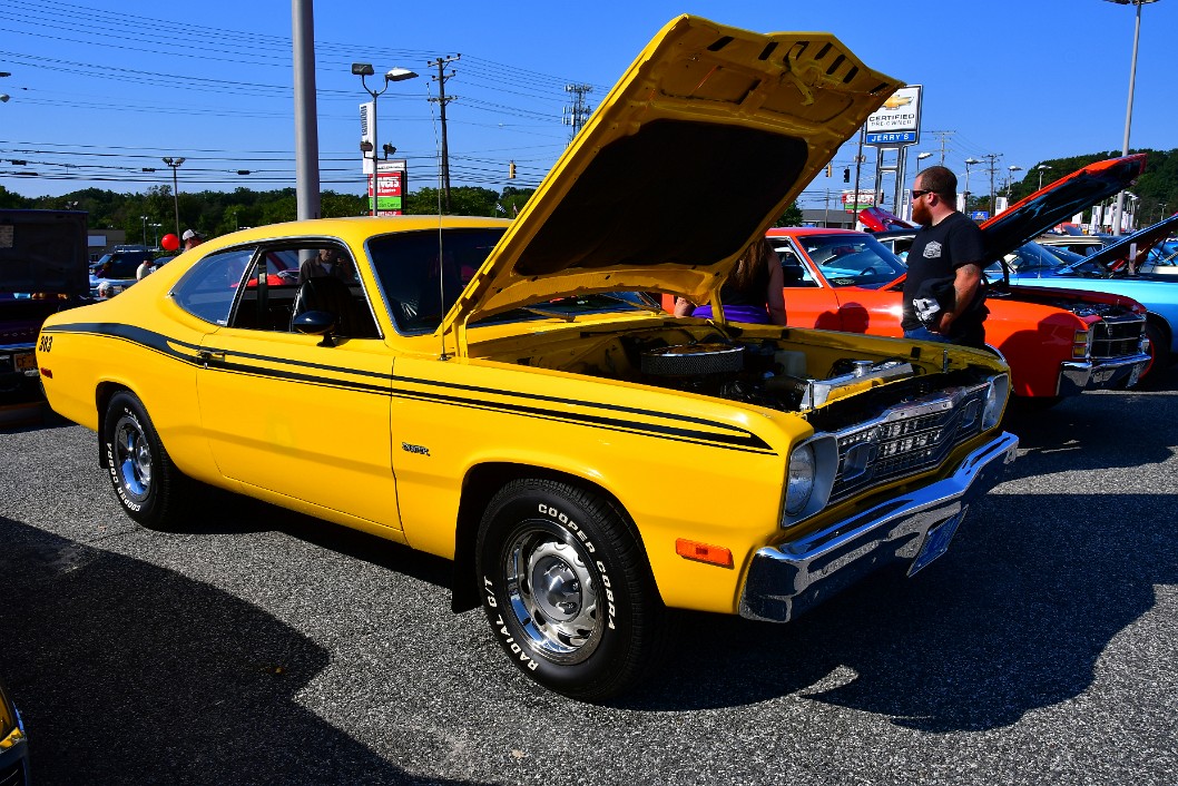 Plymouth Duster 383 in Yellow and Black