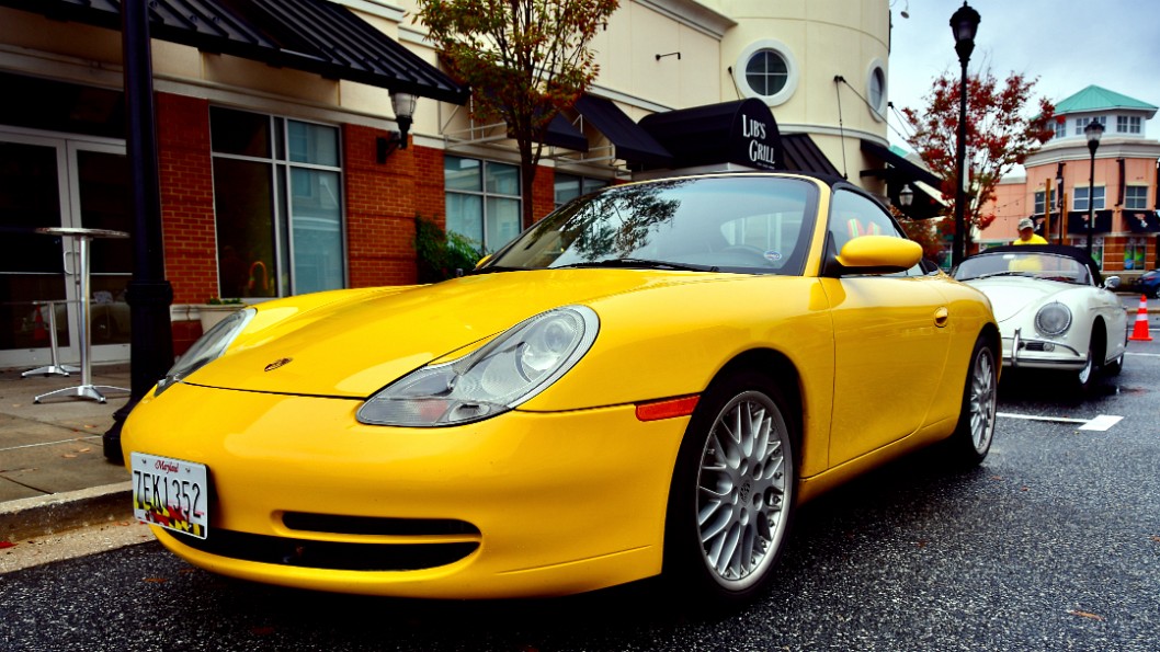 Porsche Carrera 4 in Yellow