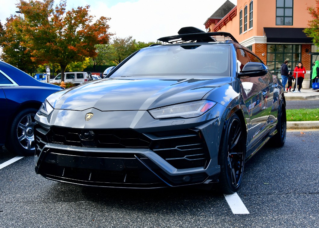 Lamborghini Urus Front Side Profile
