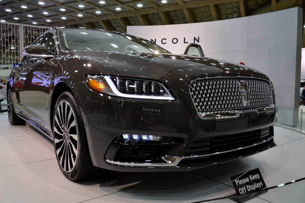 2016 Lincoln Continental on a Platform 2016 Lincoln Continental on a Platform