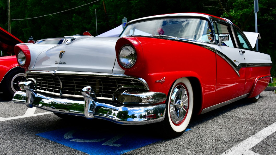 Ford Fairlane in Red and White