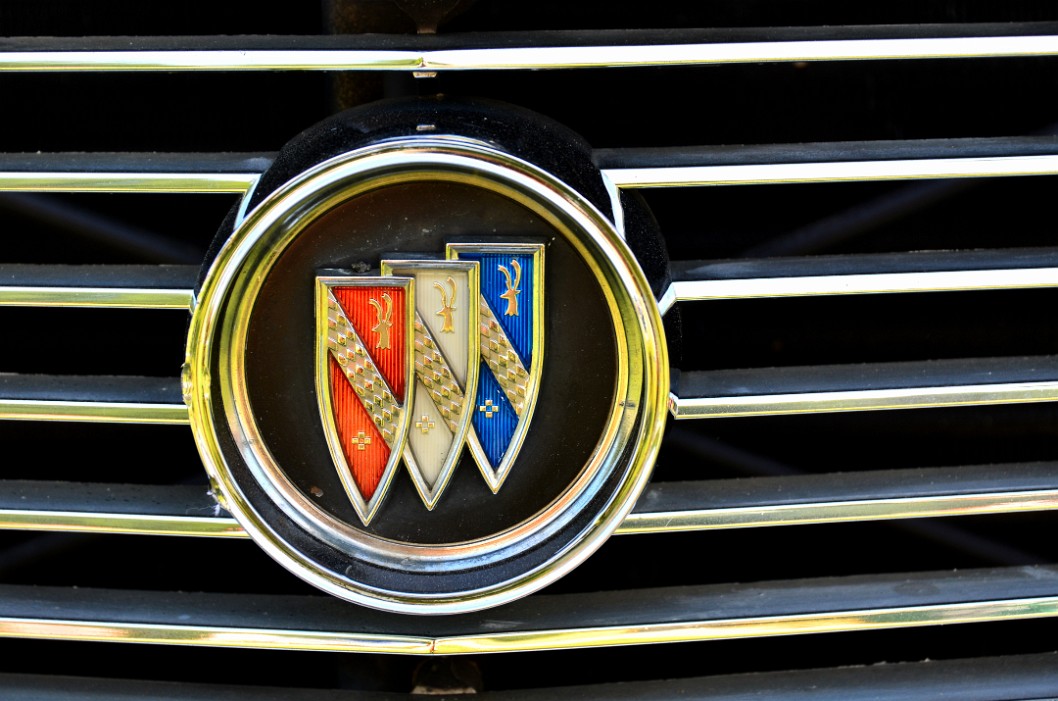 Buick Badge and Thick Grille Lines Buick Badge and Thick Grille Lines