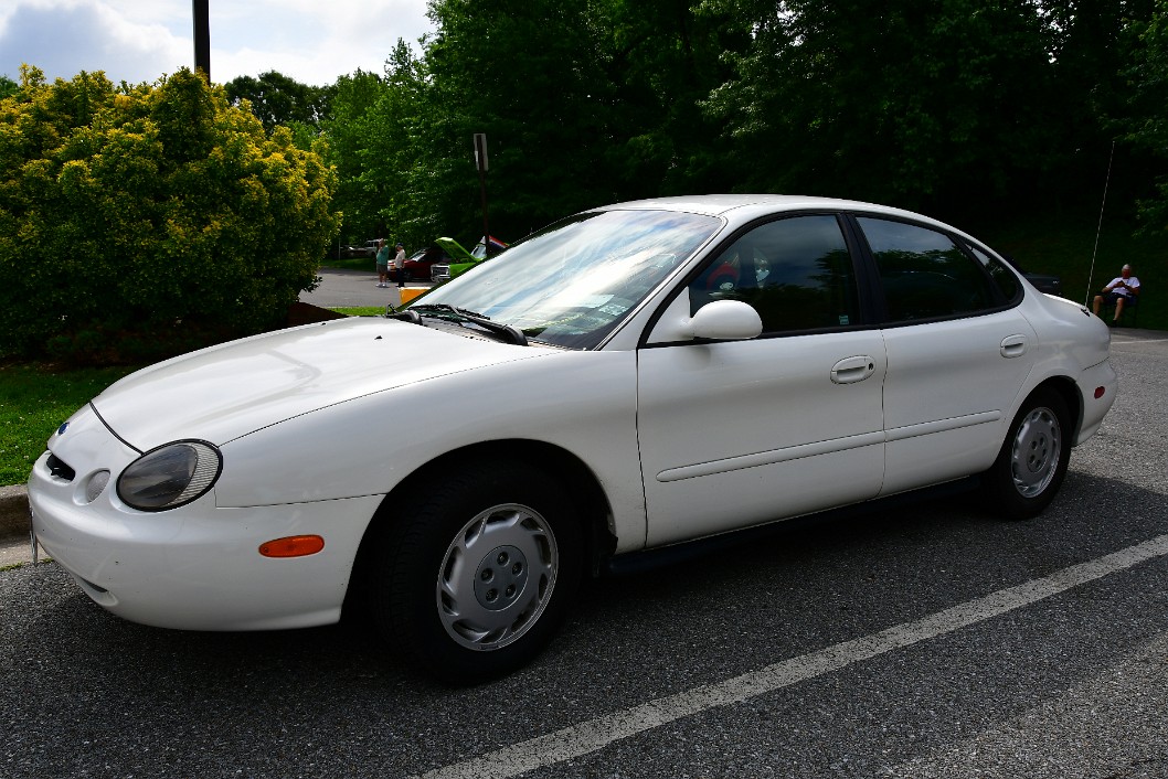 1996 Ford Taurus in White