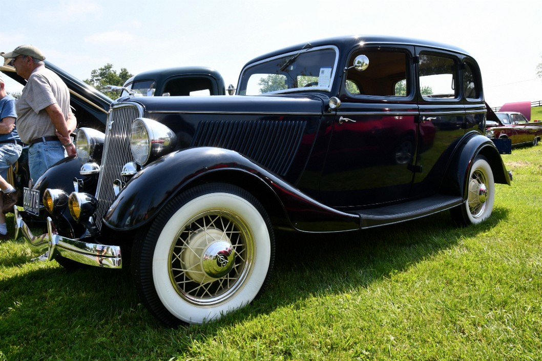 1933 Ford 4-Door With Elegant Curves
